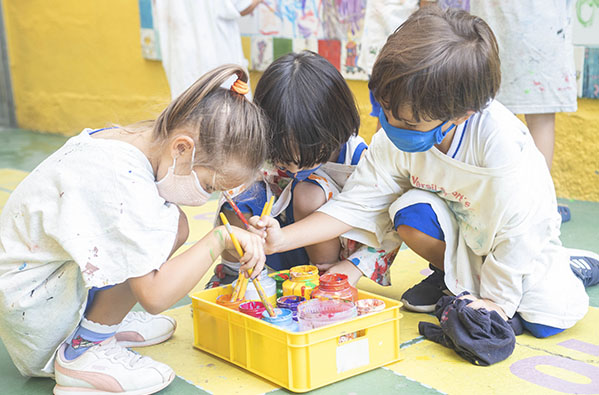 Crianças em aula de artes