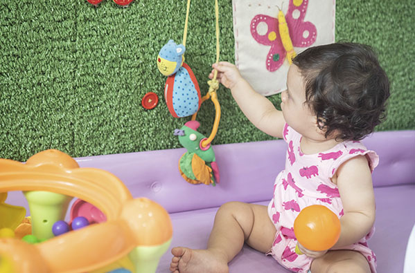 Crianças se divertindo em uma creche