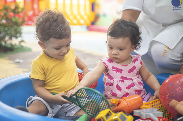 Crianças se divertindo em uma creche