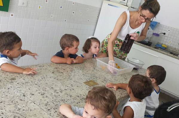 Crianças em aula de culinária