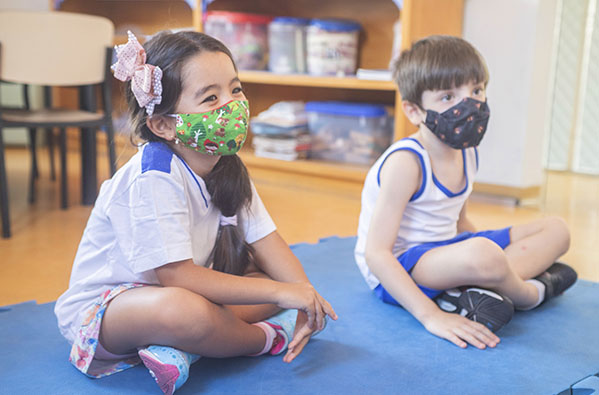 Crianças se divertindo em aula de inglês