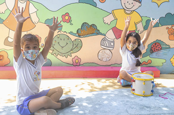 Crianças se divertindo em aulas de música